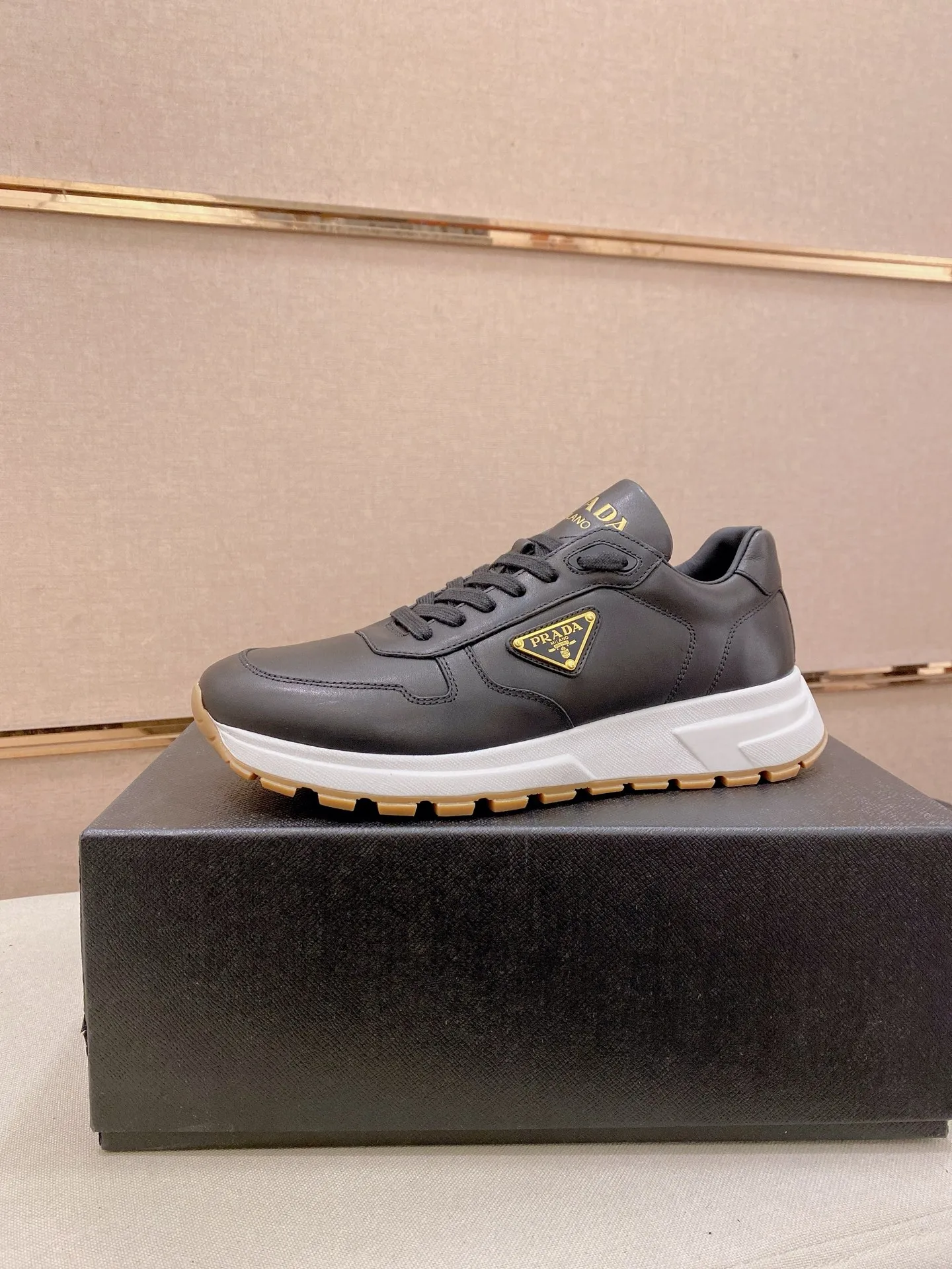 Factory price 600💰 ✔️✔️✔️Higher version High-quality new PRADA (Prada) counters are on the market at the same time. The new men's shoes and 😘fabrics are made of selected first-layer cowhide with superb craftsmanship. Lining: Full cowhide lining. 👍🏿 High-end ☄️ air-cushion molded anti-slip rubber outsole, exquisite lines, simple and elegant, comfortable and high-end for leisure travel. Code number: 38 to 44. 45.46 customized